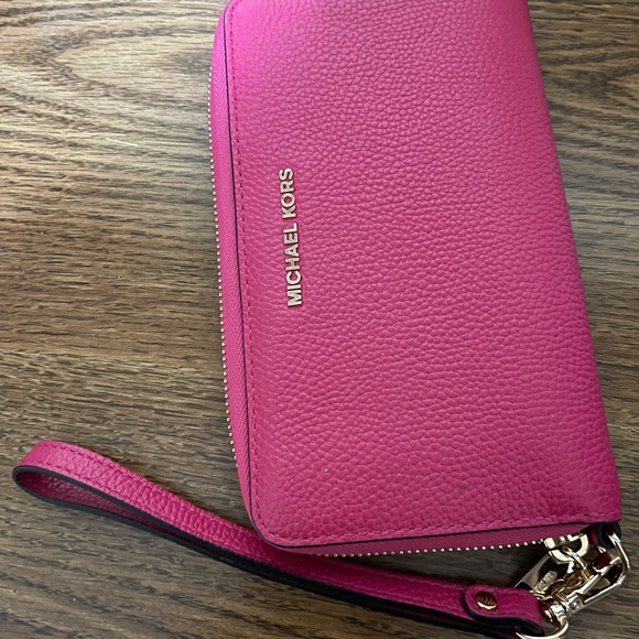 Michael Kors Mercer Large Smartphone Wristlet - Picture 5 of 7